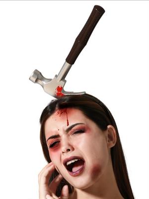 MARTELLO FINTO CHE ATTRAVERSA LA TESTA